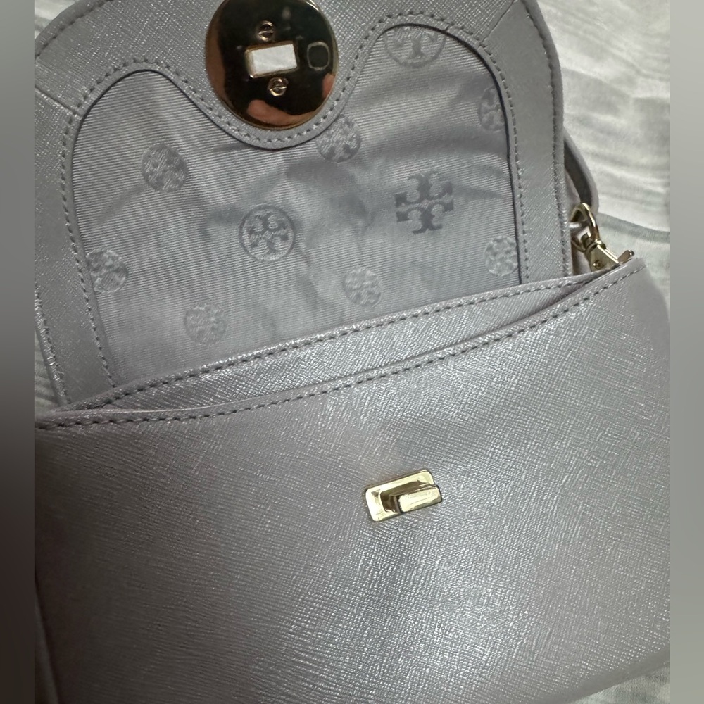Tory Burch Robinson Turnlock Leather Crossbody - Like New Condition 🤍 - Picture 5 of 12